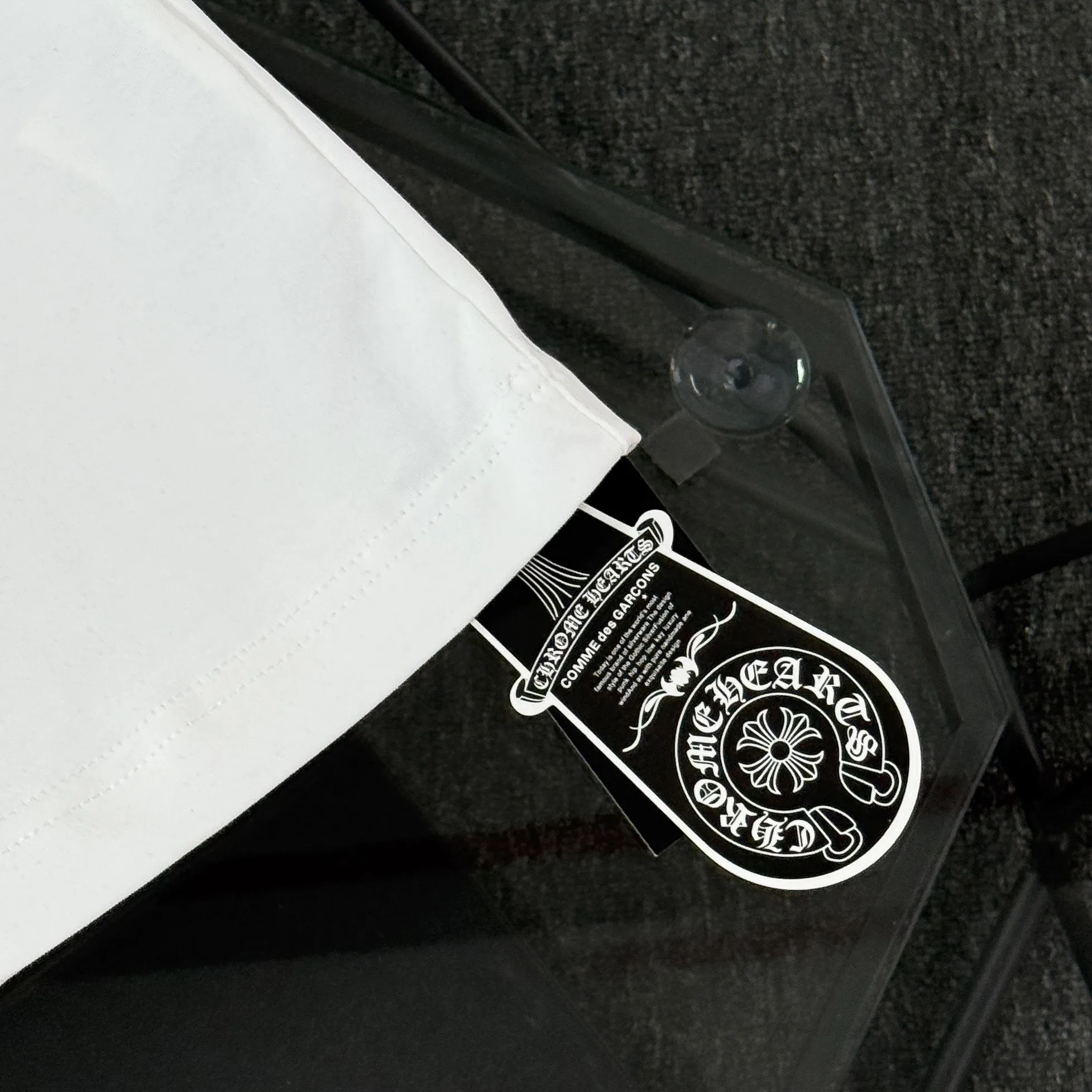P180 Chrome Hearts Chrome Hearts 25 high-end versions. The fabric is made of 300 grams of high-density pure cotton. It does not deform or shrink. It has three labels. It is the same style for men and women. Technology: suede foaming + digital printing. Color: white, black. SIZE: S-XL.